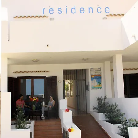 希洛克和特拉蒙塔纳公寓 *